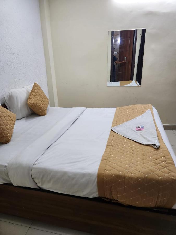 Hotel Cozy Cave Near Igi Airport Delhi Új-Delhi Kültér fotó